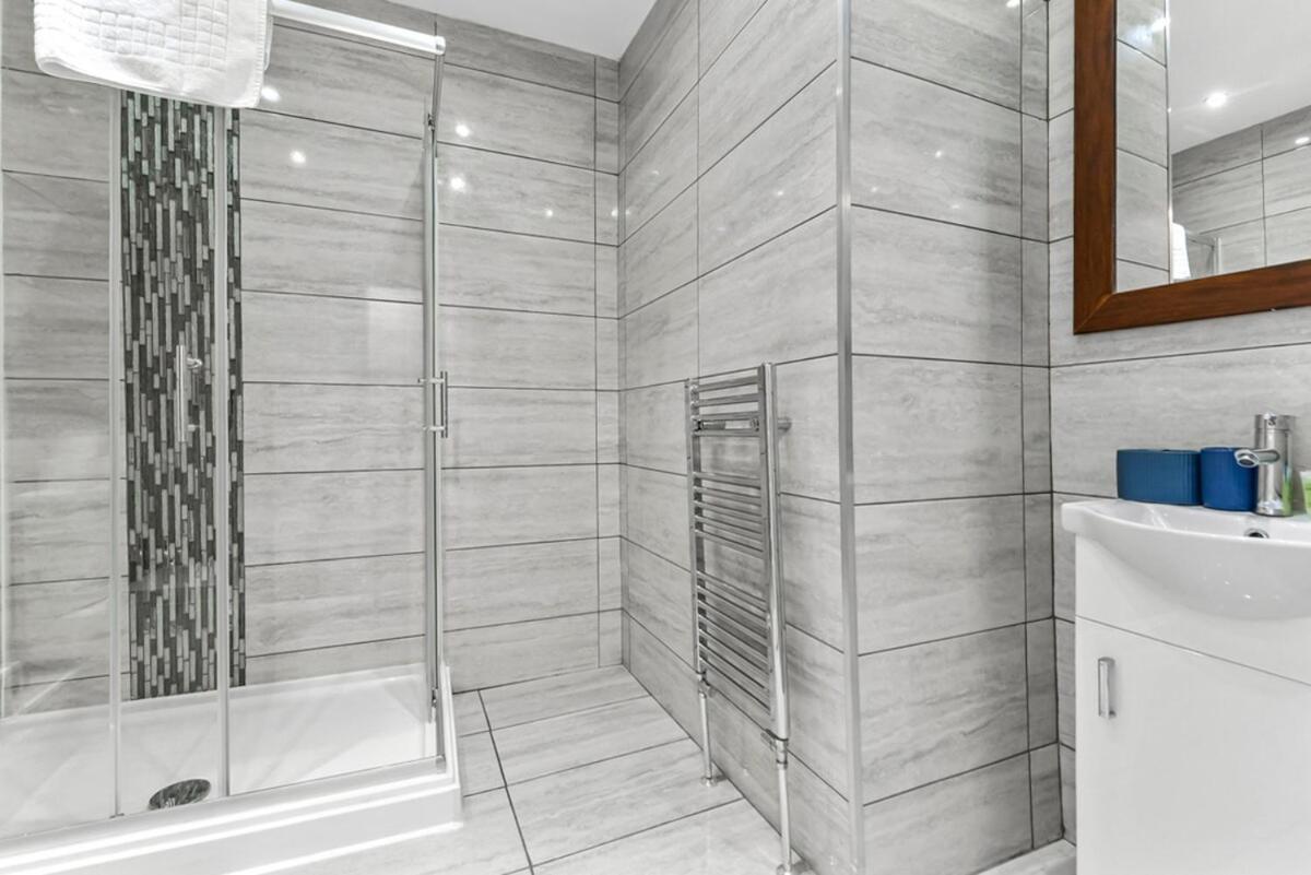 Charming 3br Flat With Ensuite Master And Balcony Appartamento Londra