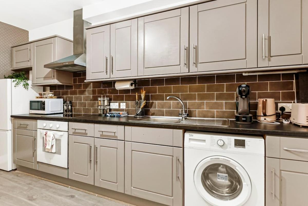 Charming 3br Flat With Ensuite Master And Balcony Appartamento *