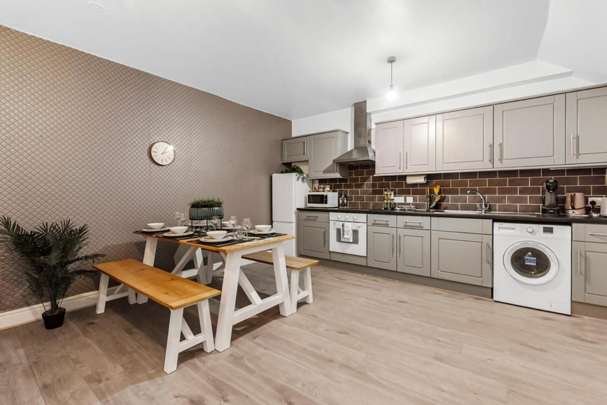 Charming 3br Flat With Ensuite Master And Balcony Appartamento